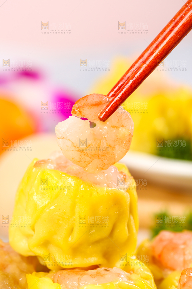 浅底上的虾肉烧卖