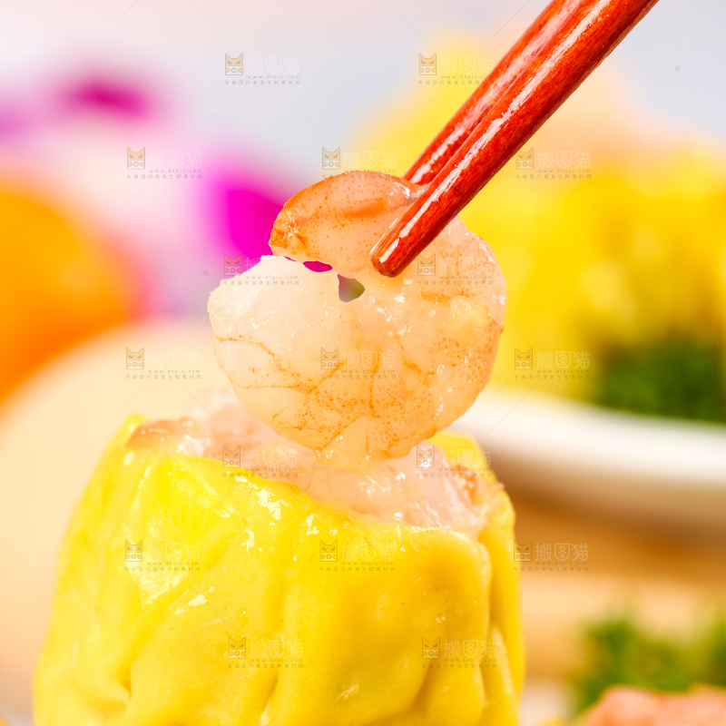 浅底上的虾肉烧卖