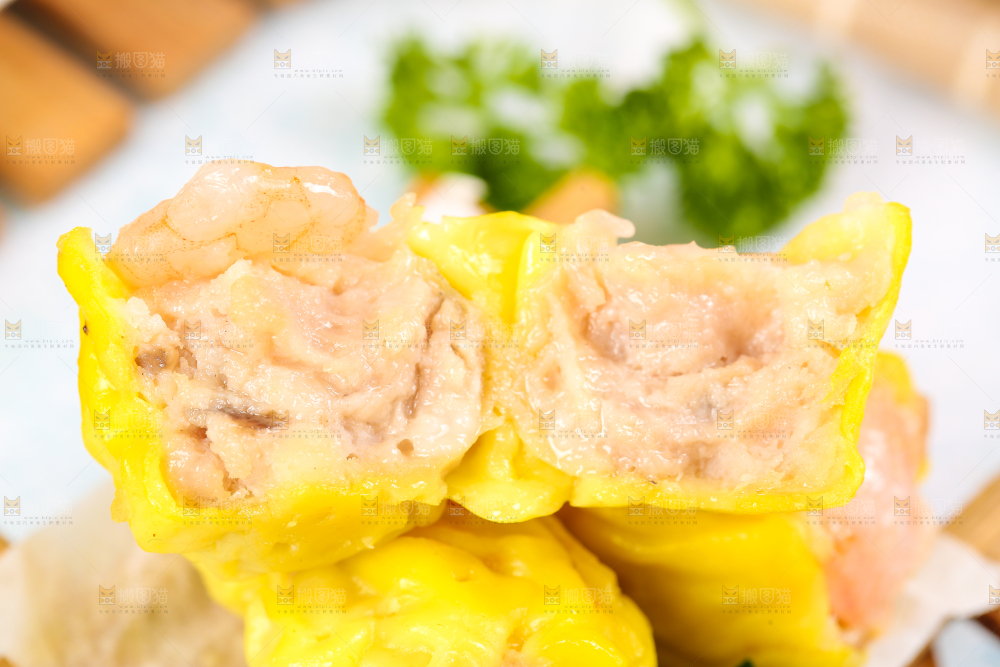 浅底上的虾肉烧卖