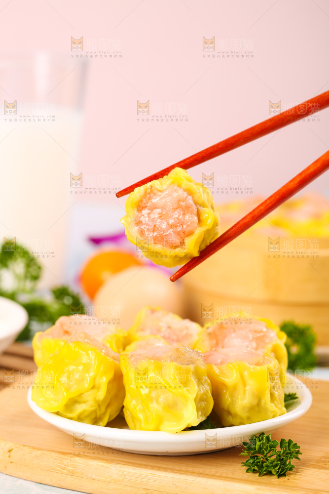 浅底上的虾肉烧卖