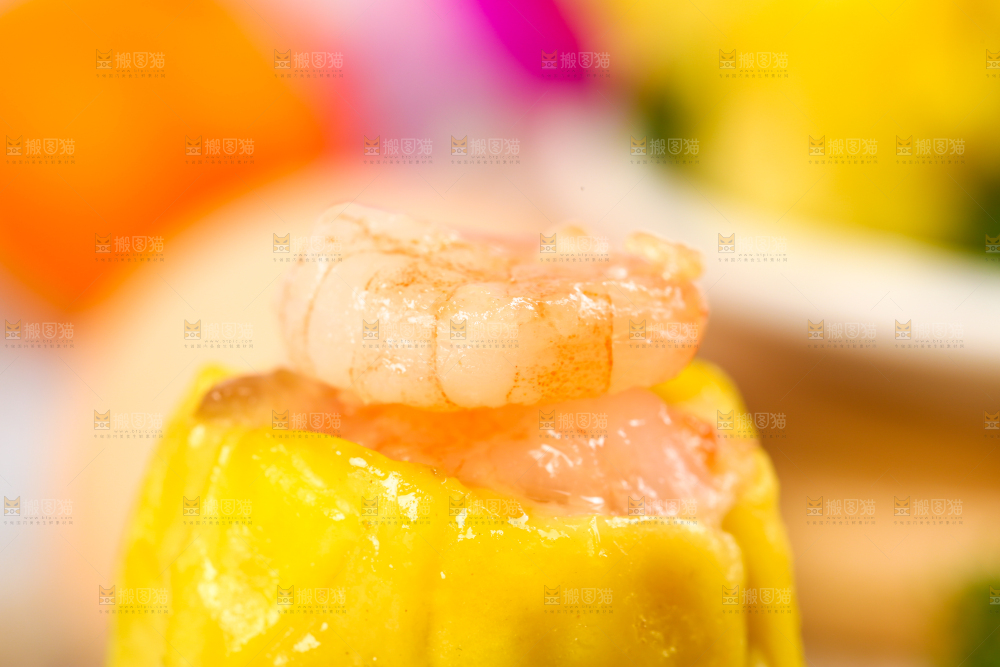 浅底上的虾肉烧卖