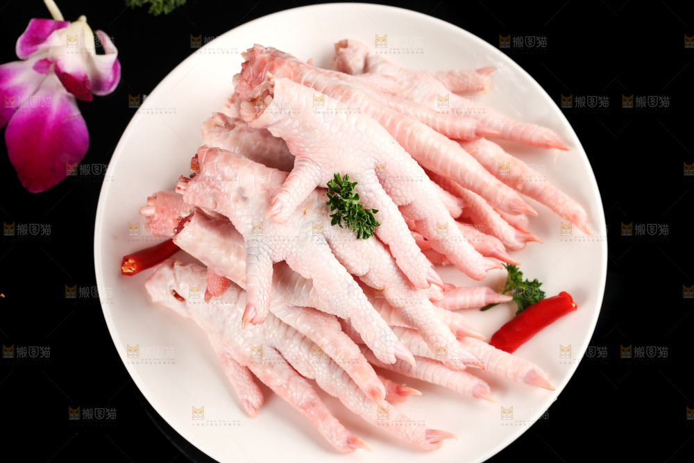 深底上的新鲜鸡爪