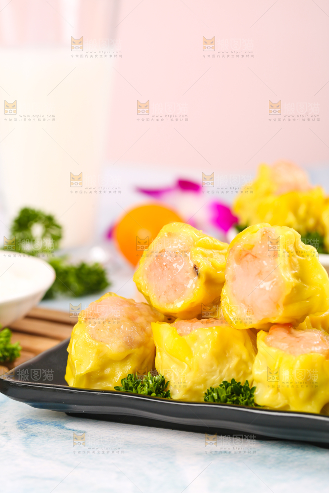 浅底上的虾肉烧卖
