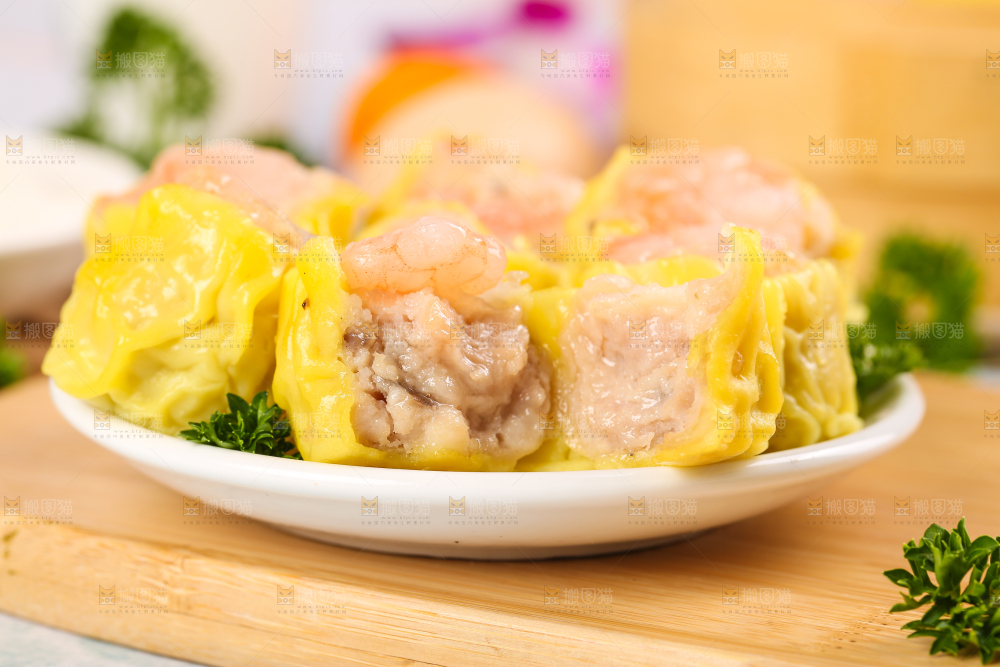 浅底上的虾肉烧卖