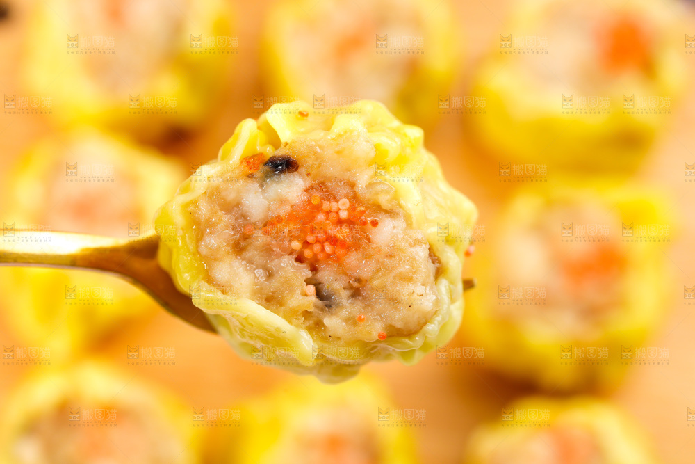 浅底上的虾肉烧卖