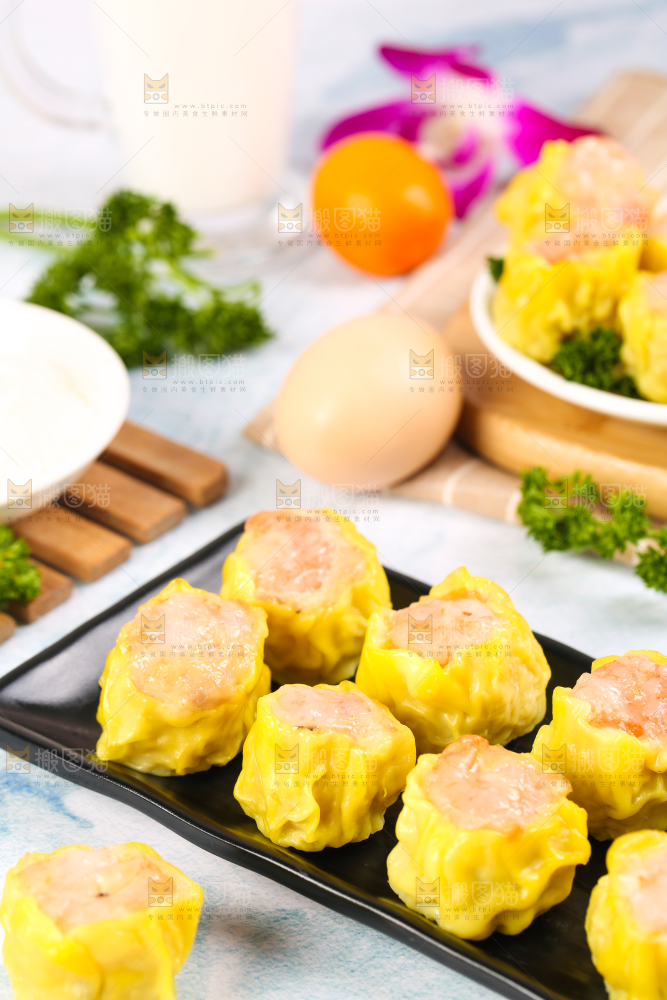 浅底上的虾肉烧卖