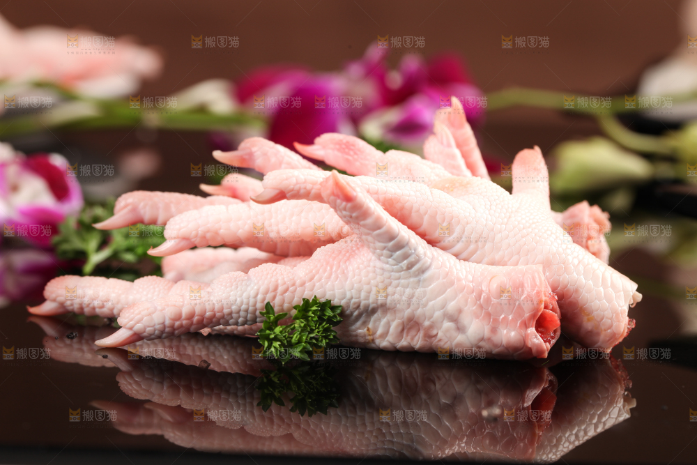 深底上的新鲜鸡爪