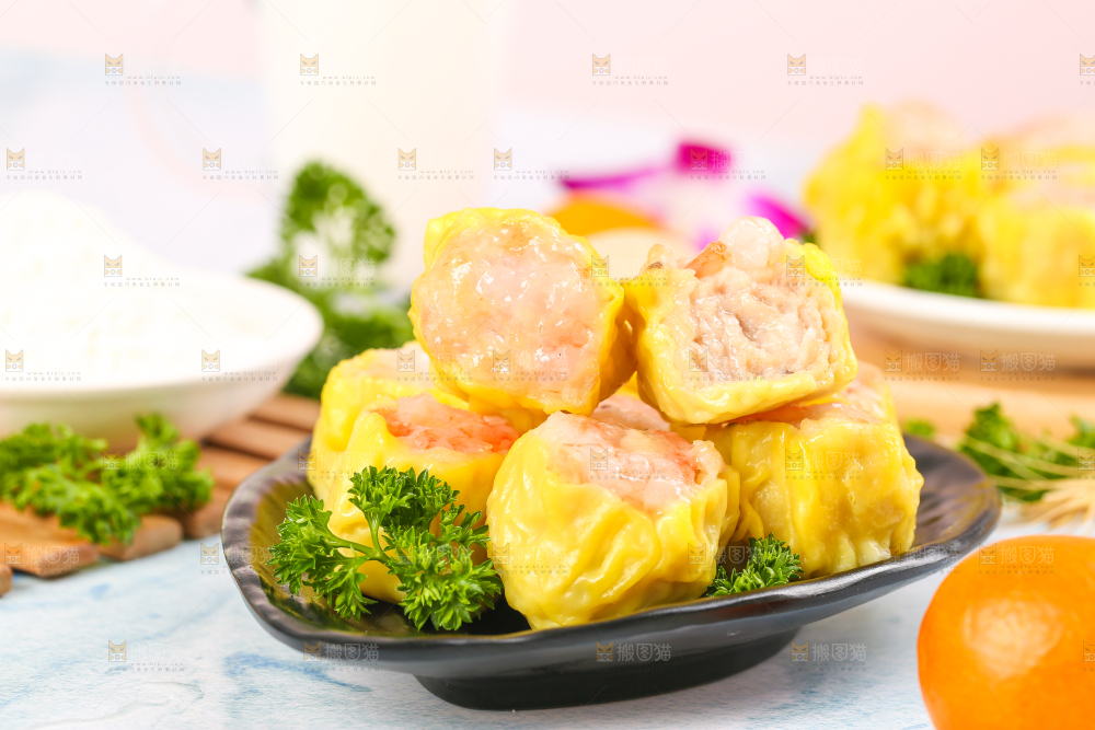 浅底上的虾肉烧卖