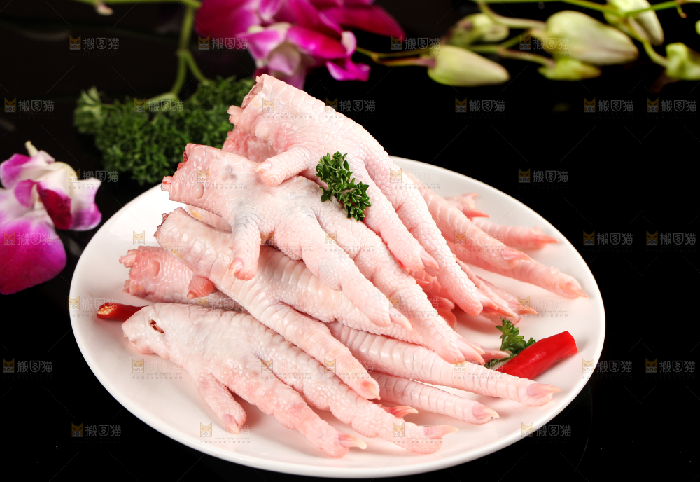 深底上的新鲜鸡爪