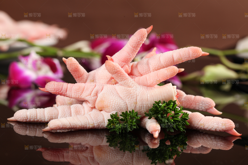 深底上的新鲜鸡爪