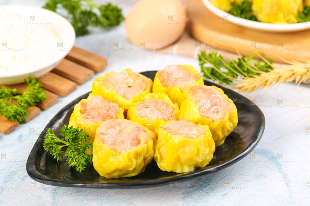 浅底上的虾肉烧卖