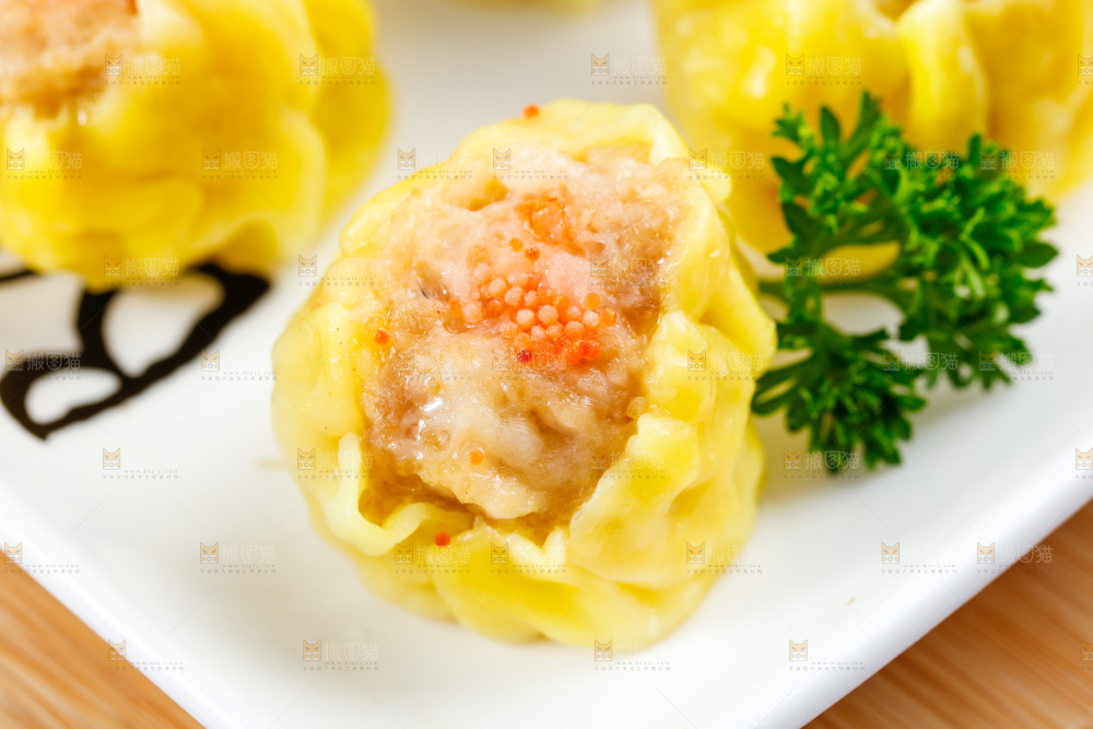 浅底上的虾肉烧卖