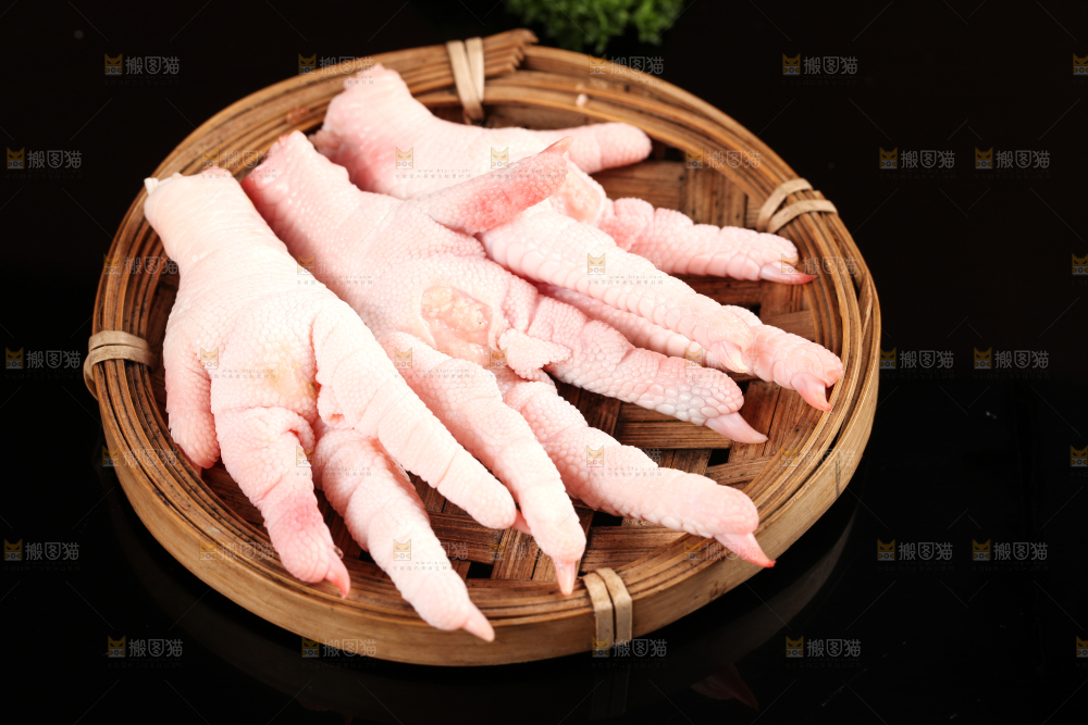 深底上的新鲜鸡爪