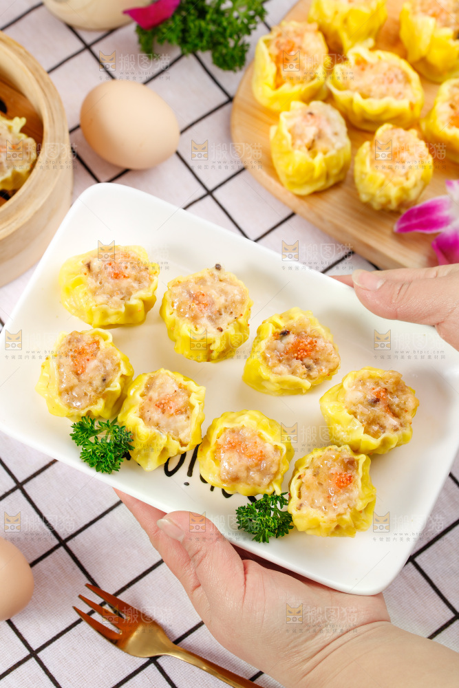 浅底上的虾肉烧卖
