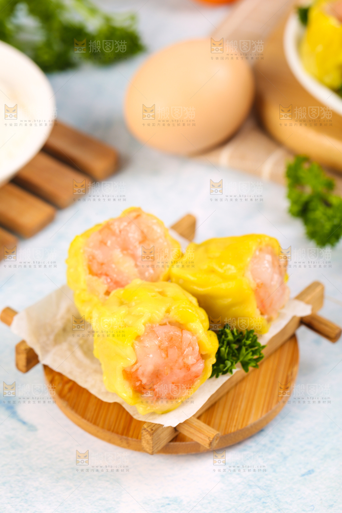 浅底上的虾肉烧卖