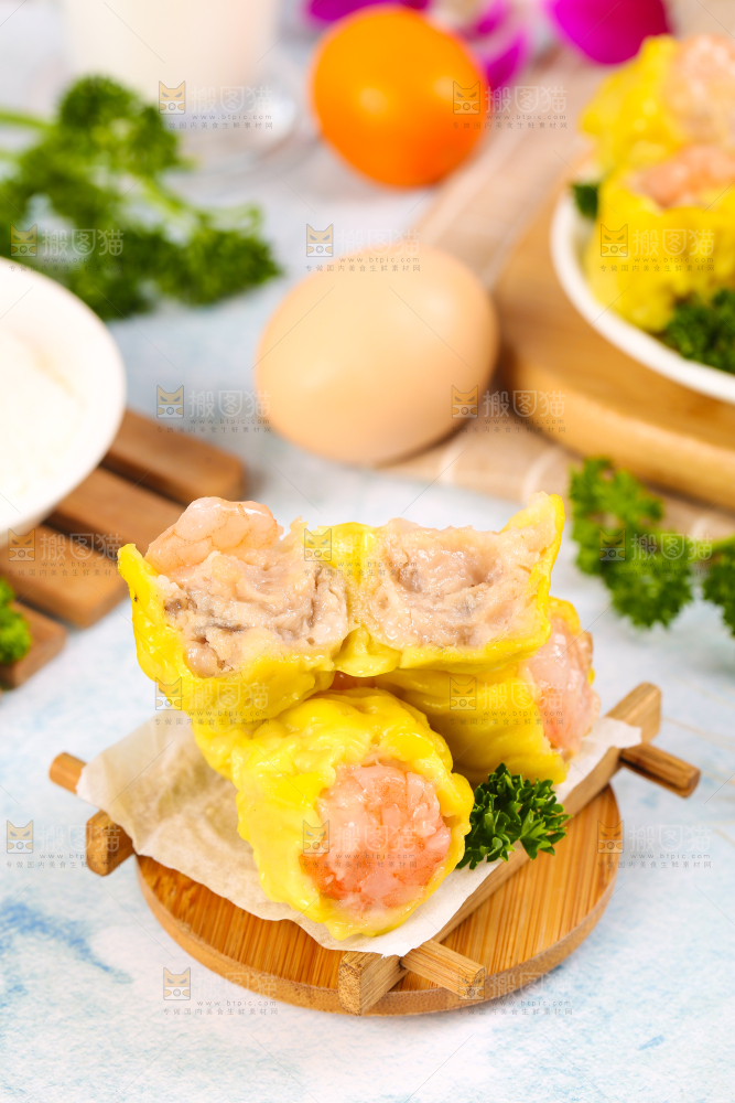 浅底上的虾肉烧卖