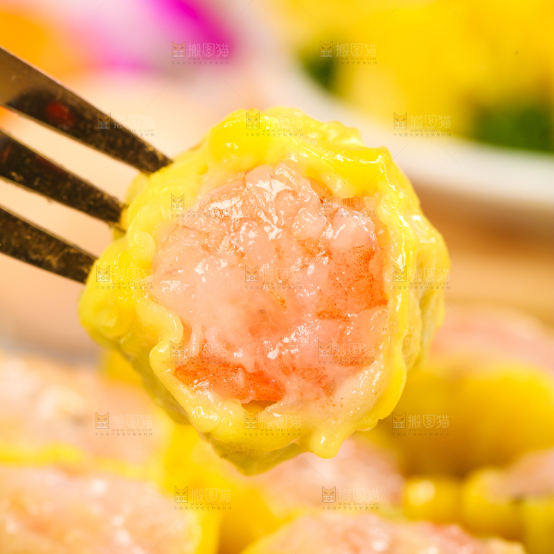 浅底上的虾肉烧卖