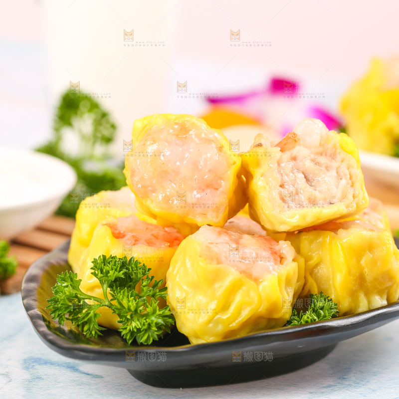 浅底上的虾肉烧卖