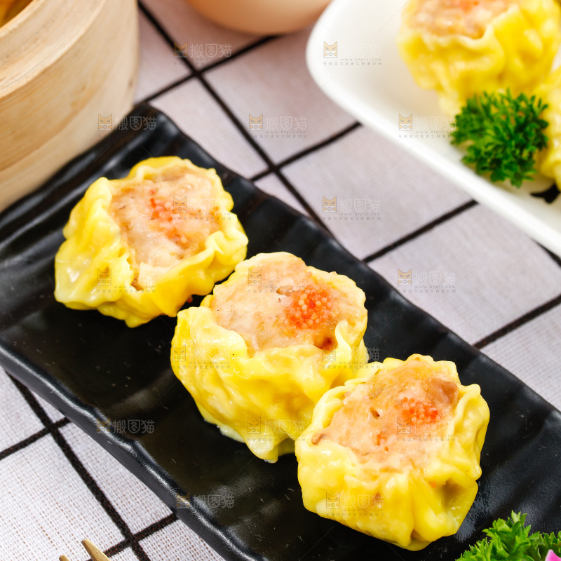 浅底上的虾肉烧卖