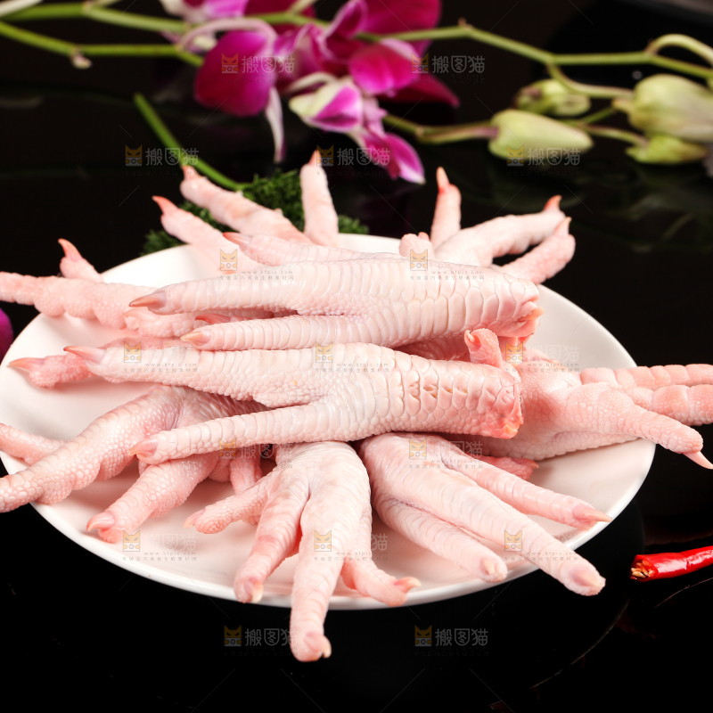 深底上的新鲜鸡爪
