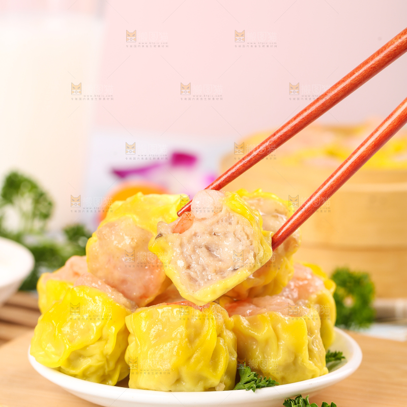 浅底上的虾肉烧卖
