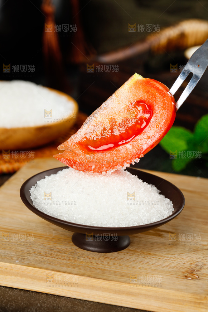盘子里的西红柿白糖
