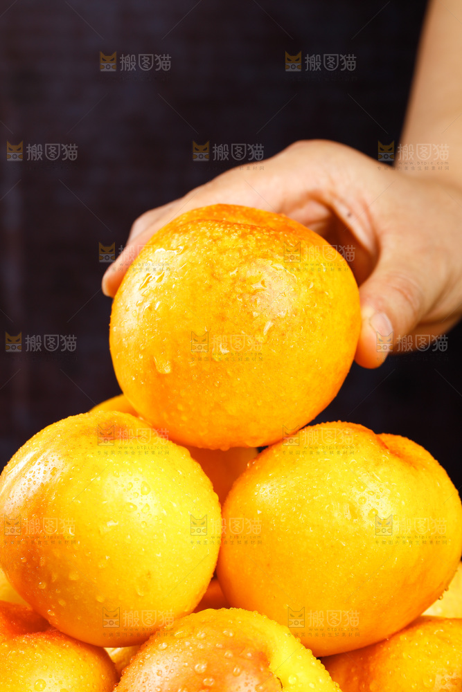 深底上的黄油桃
