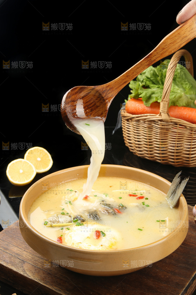 碗里的鲫鱼豆腐汤