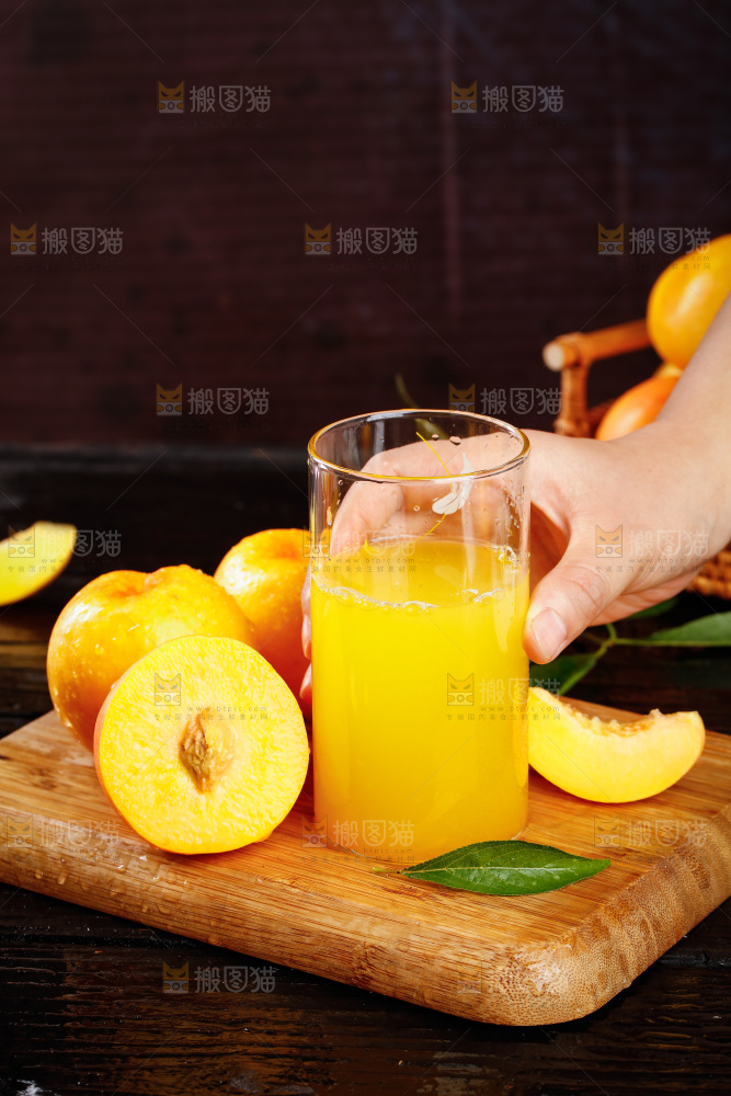 深底上的黄油桃