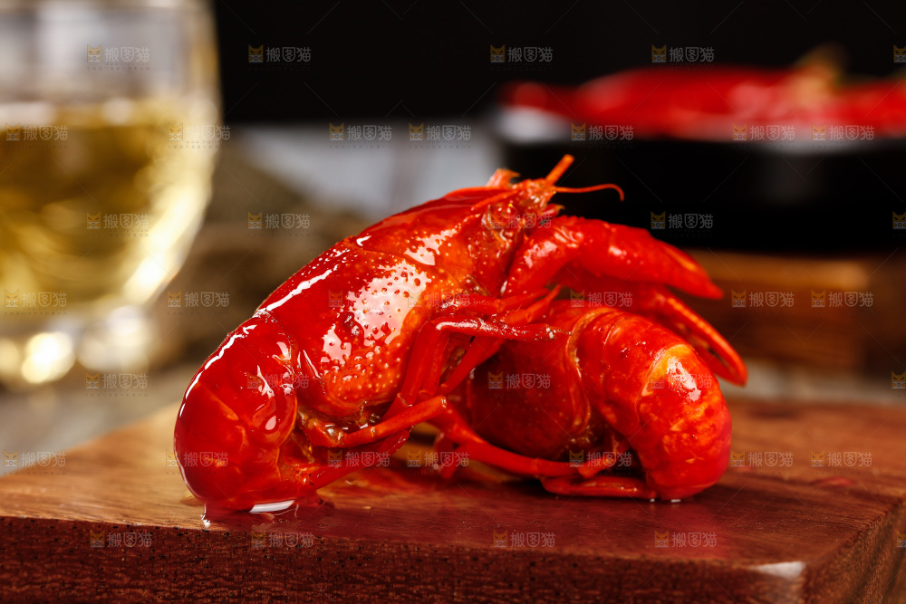 深底上的香辣小龙虾