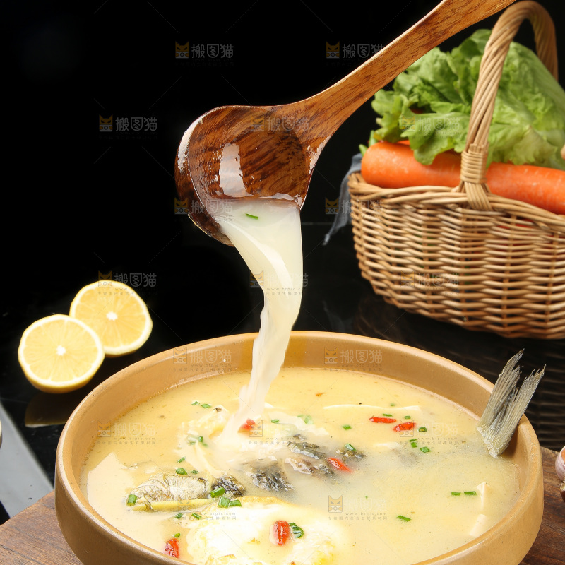 碗里的鲫鱼豆腐汤