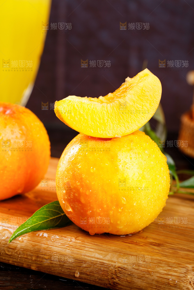 深底上的黄油桃
