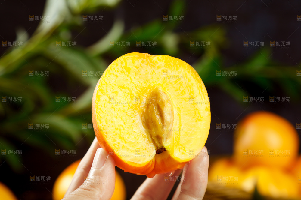 深底上的黄油桃