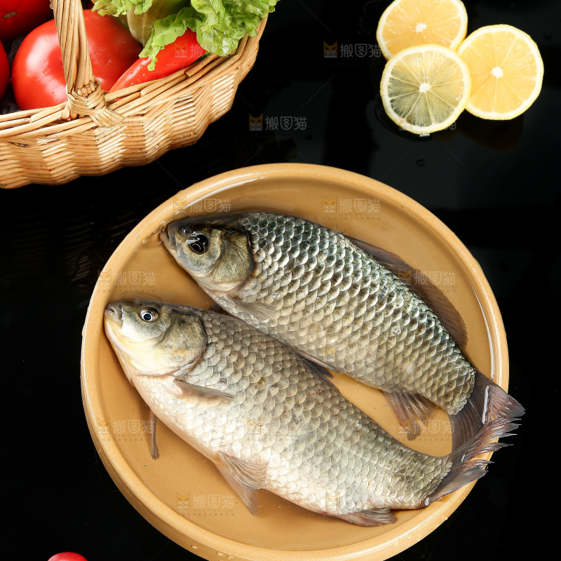 深底上的鲫鱼