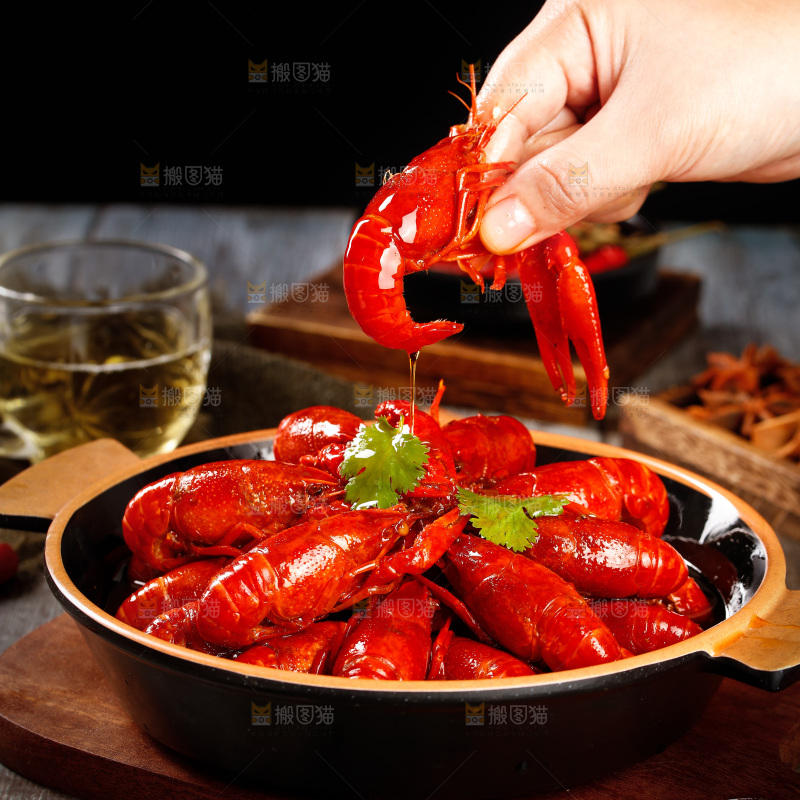 深底上的香辣小龙虾