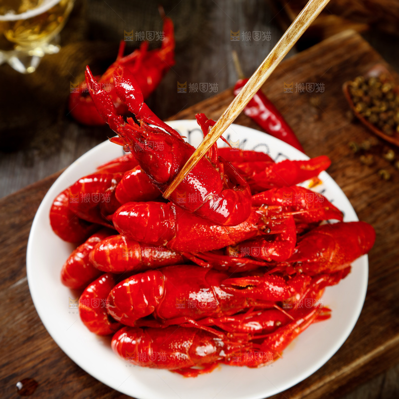 深底上的香辣小龙虾
