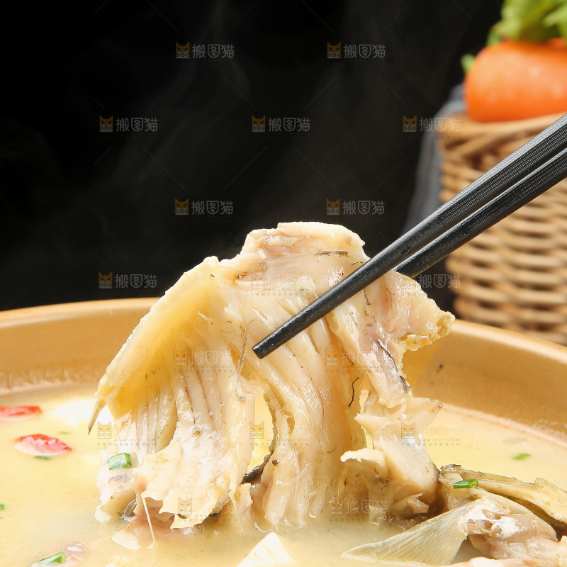碗里的鲫鱼豆腐汤