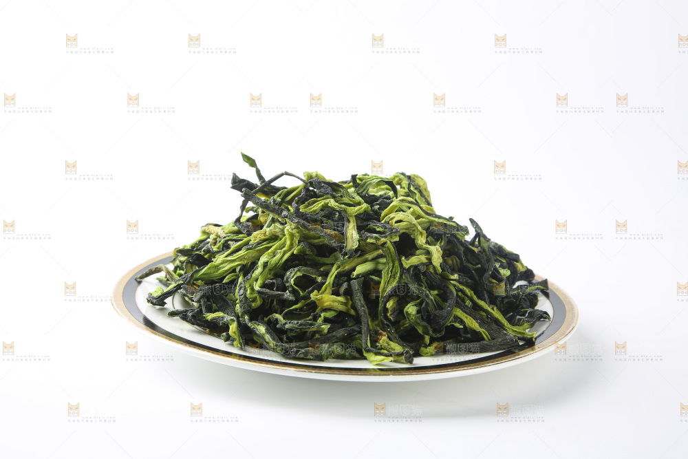 白底上的干黄瓜条