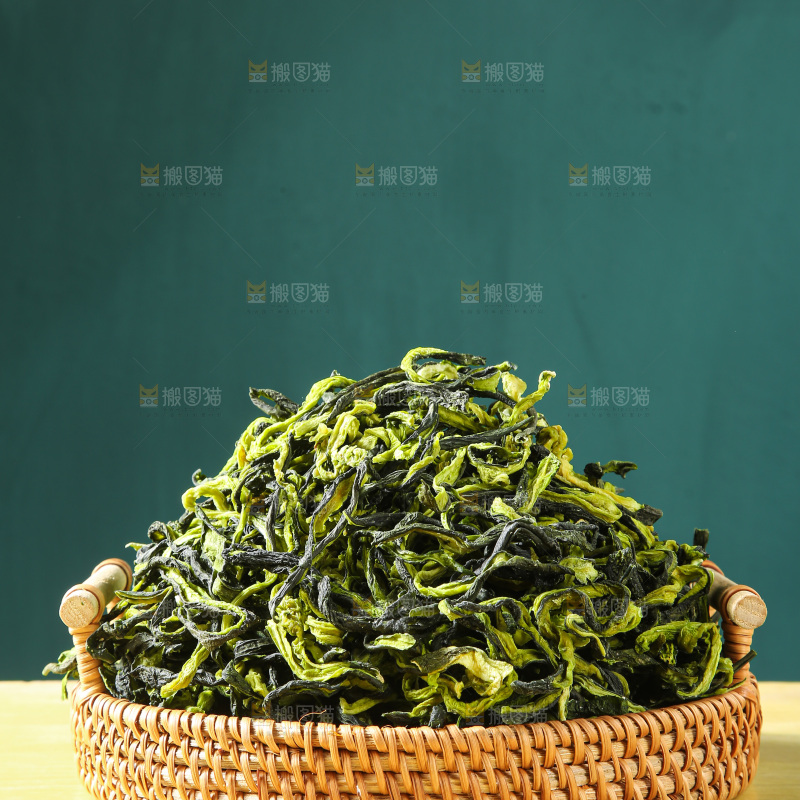 深底上的干黄瓜条