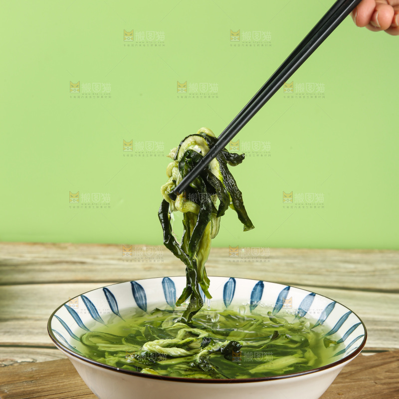 深底上的干黄瓜条