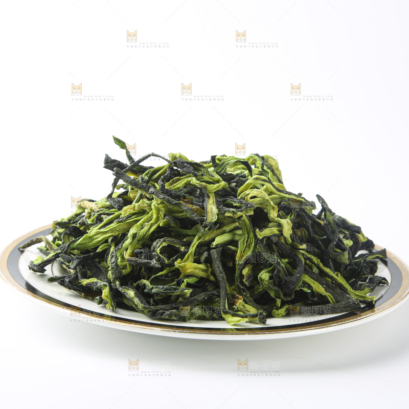 白底上的干黄瓜条