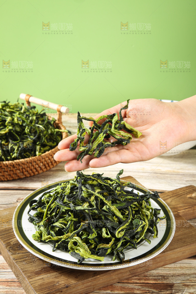 深底上的干黄瓜条