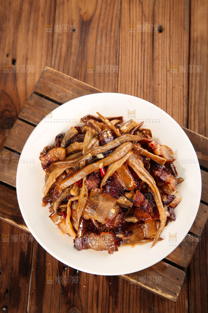 盘子里的茄子干炒腊肉
