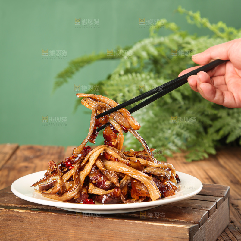 盘子里的茄子干炒腊肉