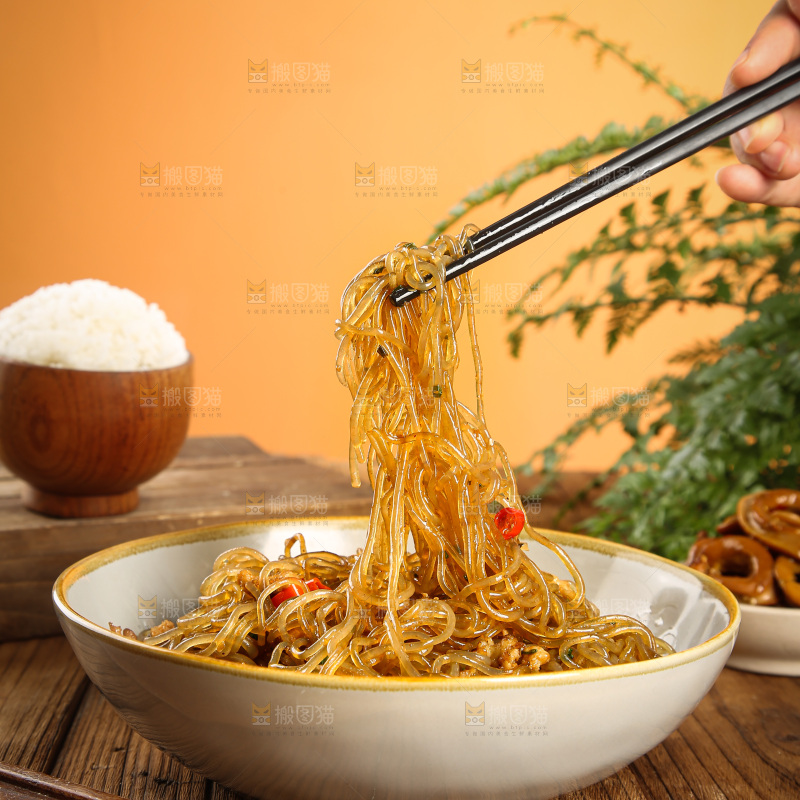 深底上的肉末粉条