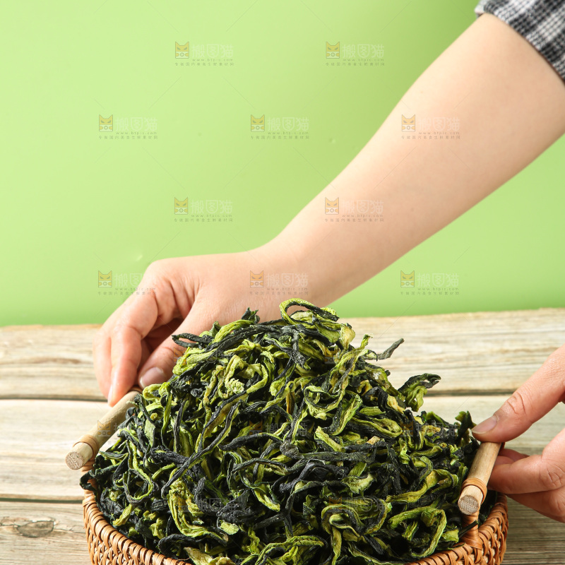 深底上的干黄瓜条