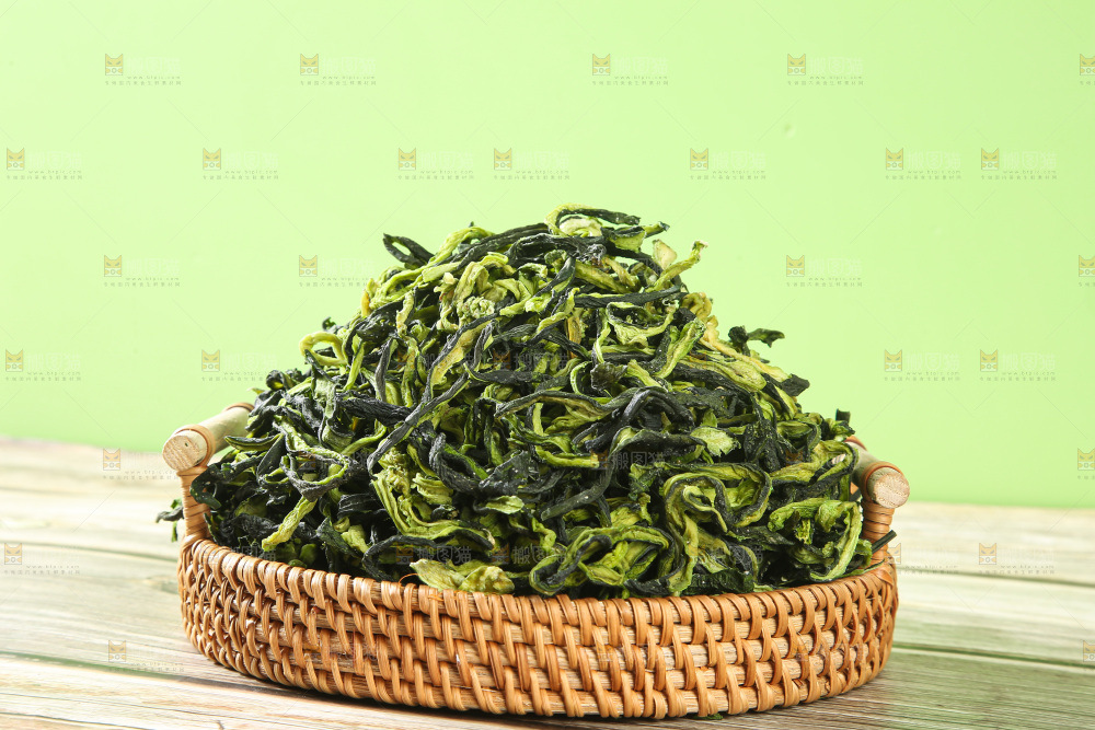 深底上的干黄瓜条