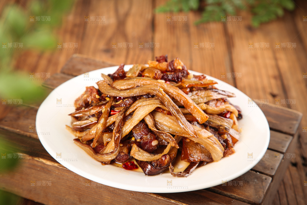 盘子里的茄子干炒腊肉
