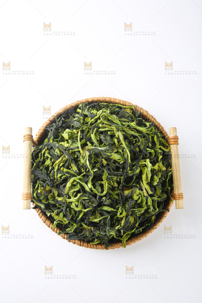 白底上的干黄瓜条