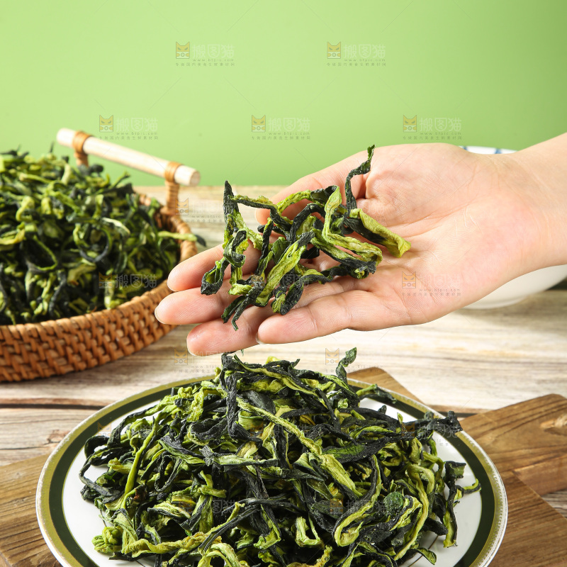 深底上的干黄瓜条